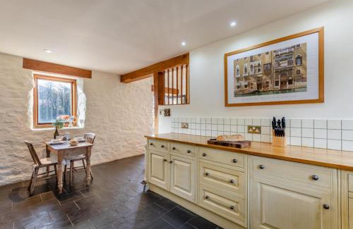 Dolgellau House | Pandy Farmhouse - Panoramic mountain views within Snowdonia's National Park - 4x4 Only