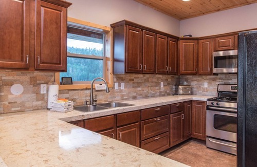 Mammoth Creek Cabin | Panguitch Lakehome Great views of the lake & perfect for all local activities