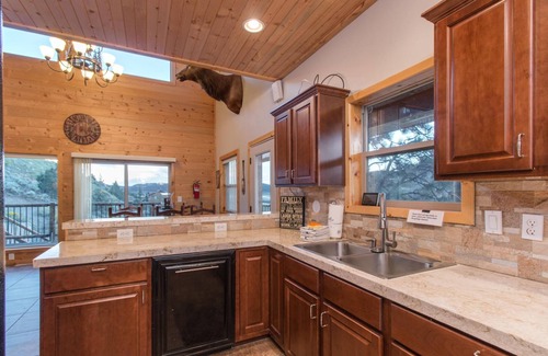 Mammoth Creek Cabin | Panguitch Lakehome Great views of the lake & perfect for all local activities
