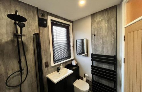 Monifieth Apartment | Panmure by CENTRAL SERVICED APARTMENTS - 2 Double Bedrooms - Monifieth - Sleeps 4 - Modern & Unique - Smart TV & WiFi - Fully Equipped Kitchen - Spacious & Unique