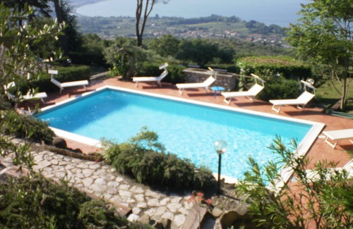 Passignano sul Trasimeno House | Panoramic villa immersed in the green Umbrian countryside of Trasimeno lake view