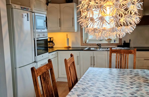 Borgarnes Cottage | Panorama mountain view, and a hot tub :)