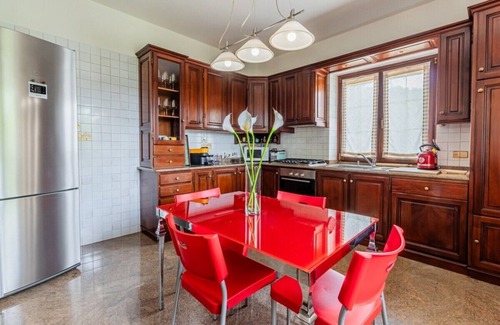 Neive House | Panorama villa nestled among the vineyards, Langhe