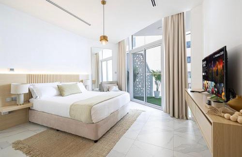 Business Bay Apartment | Panoramic! Burj Khalifa and Canal View!
