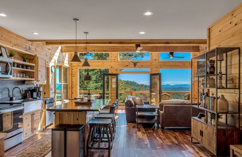 Asheville House | Panoramic Mountain Views!-Fenced Yard-Hot Tub-10 Minutes to Downtown Asheville