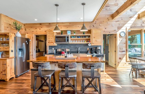 Asheville House | Panoramic Mountain Views!-Fenced Yard-Hot Tub-10 Minutes to Downtown Asheville