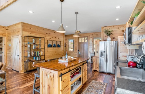 Asheville House | Panoramic Mountain Views!-Fenced Yard-Hot Tub-10 Minutes to Downtown Asheville