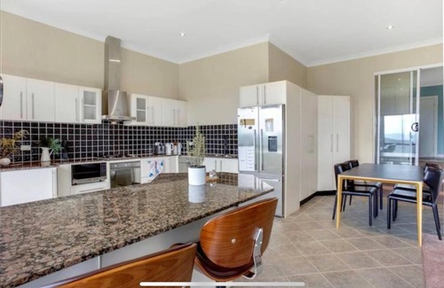 Medlow Bath Villa | Panoramic Mountain view house on 7ha of lands