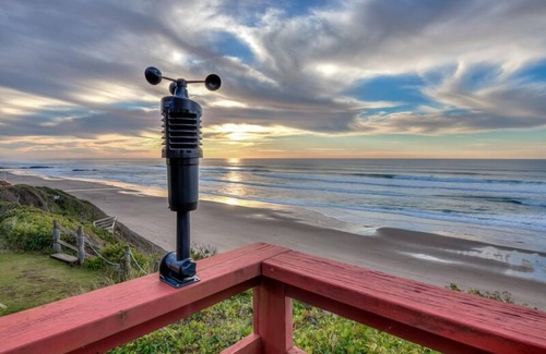 Nelscott House | Panoramic Oceanfront Views, 2 King Suites & Hot Tub in Central Lincoln City!