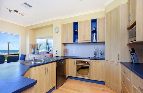 Middleton House | Panoramic Surf Coast Views - Nothing but Lawn to the Ocean