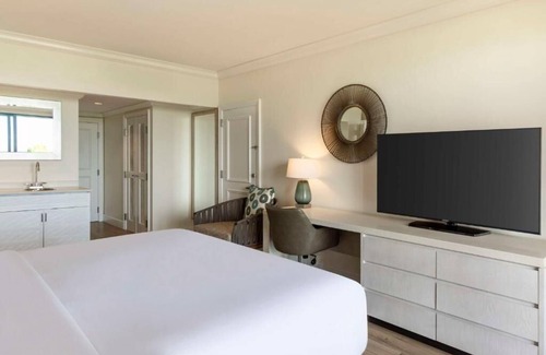 Garrison Historic Area Hotel | Panoramic View Corner Suite 1 King Bed