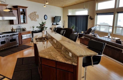 Bandon House | PANORAMIC VIEW OF THE OCEAN LUXURY HOME 2700 sq/ft 1 LEVEL PETFREE High Ceiling