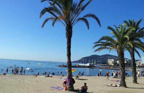 Le Bar-sur-Loup Apartment | Panoramic Views 2 Bed Flat Sleeps 8 - Wifi & Tv