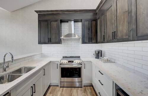 Teepee Town House | Panoramic Views, BBQ, Steps to Downtown Fun