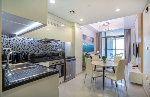 Sheikh Zayed Road Apartment | Panoramic Views - Business bay Sleeps 6