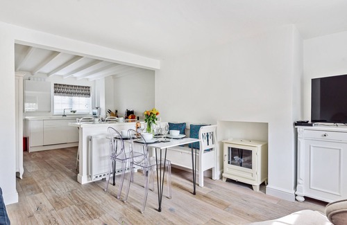 Burnham Market Cottage | Pantiles - sleeps 4 guests in 2 bedrooms
