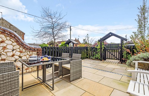 Burnham Market Cottage | Pantiles - sleeps 4 guests in 2 bedrooms