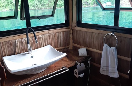 Coron Hotel | Paolyn Floating House Restaurant