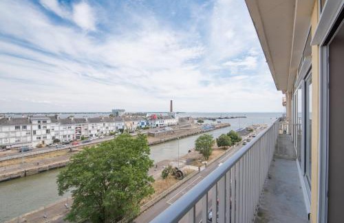 Saint-Nazaire Apartment | Paquebot - face port - mer - parking