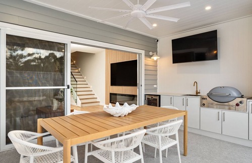 Soldiers Point House | Paradise, 1-2B Bagnall Ave - water views, air con, Wi-Fi, Dog Friendly