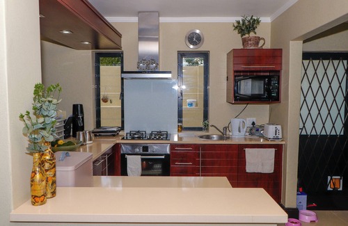 George House | Paradise at home spacious 3-bedroom house with swimming pool in George