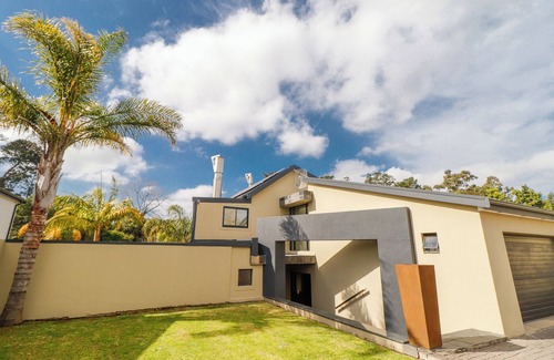 George House | Paradise at home spacious 3-bedroom house with swimming pool in George