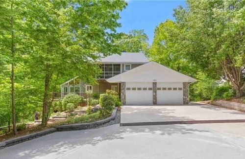 Southmont House | Paradise Awaits - Lakefront - Racquetball - Hot Tub - Koi Pond - Bocce