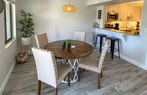 Tierra Verde Condo | Paradise Awaits! Pristine Condo+Resort Amenities. 1 BR w/New Sleeper Sofa.