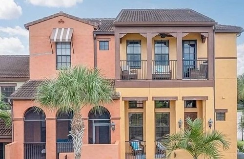 Biggar Condo | Paradise awaits you in this beautiful 3br waterfront condo