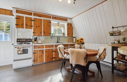 East Dalhousie Cottage | Paradise Cove - Lakefront with Projector & Hot Tub