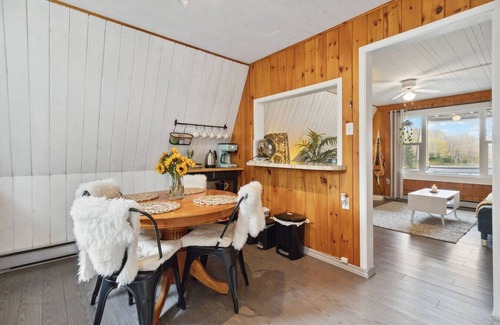 East Dalhousie Cottage | Paradise Cove - Lakefront with Projector & Hot Tub