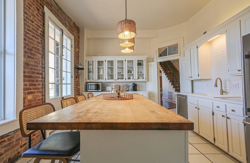 Natchez Apartment | Paradise Loft | 3/2.5, King Beds, Heart of Downtown, Full Kitchen/Wet Bar, Streaming TV