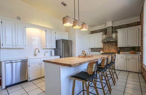 Natchez Apartment | Paradise Loft | 3/2.5, King Beds, Heart of Downtown, Full Kitchen/Wet Bar, Streaming TV
