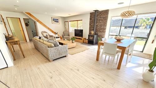 Matarangi House | Paradise on Pacific Parade - Matarangi Retreat