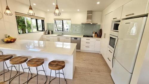 Matarangi House | Paradise on Pacific Parade - Matarangi Retreat