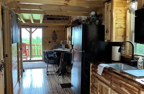 Millersburg Cabin | Paradise Peak Cabins “Songbird”outdoor hot tub in the heart of Amish Country