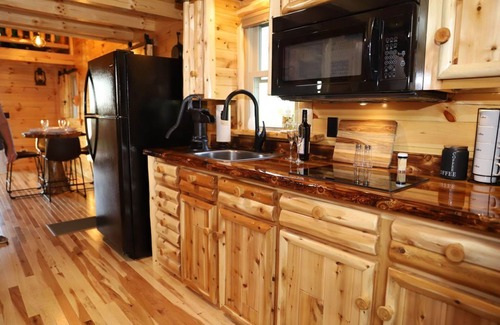 Millersburg Cabin | Paradise Peak “Hummingbird”Cabin With Jacuzzi Tub