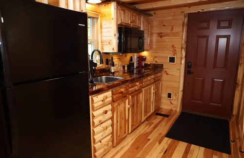 Millersburg Cabin | Paradise Peak “Hummingbird”Cabin With Jacuzzi Tub
