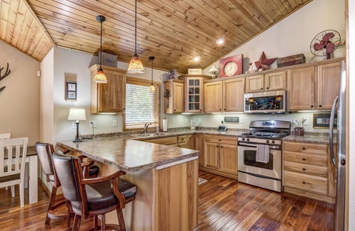 Holcombe Cabin | Paradise Point on Lake Holcombe!