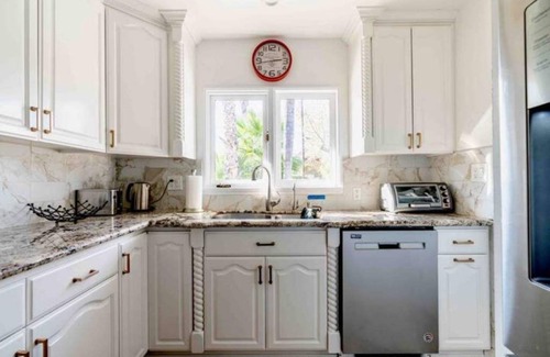 Tarzana Apartment | Paradise Vacation Estate near Universal Studios