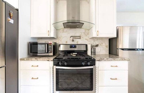 Tarzana Apartment | Paradise Vacation Estate near Universal Studios