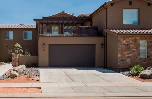 Santa Clara House | Paradise VIllage 72Fire Pit, Private Hot Tub, Xbox, Pink Pong, Community Amenities
