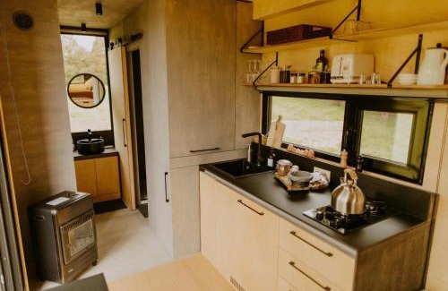 Saint-Martin-des-Champs Ski Chalet | Parcel Tiny House l'Atrée au bord d'un étang