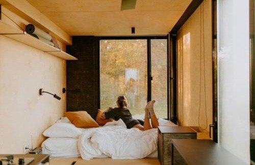 Saint-Martin-des-Champs Ski Chalet | Parcel Tiny House l'Atrée au bord d'un étang