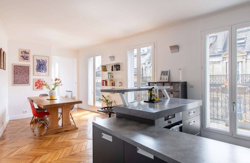 L'Europe Apartment | Parisian Charm near Saint-Lazare