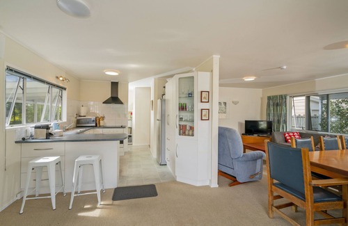 Whangamata Cottage | Park Drive - Whangamata Holiday Home