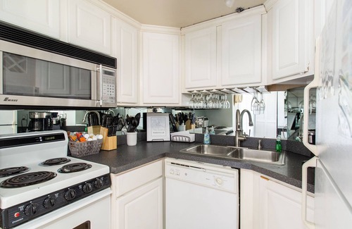 Rutledge Hill Condo | Park Free! Walk 2 Honkytonks! Balcony