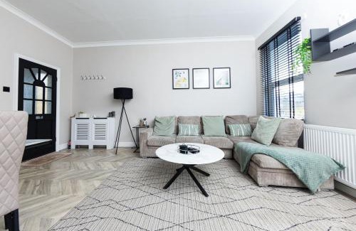 Stroud Green Apartment | Park House, Refurbed Modern Interior, Located In Finsbury Park