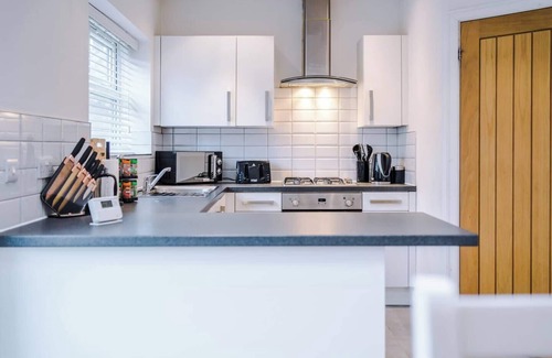 Salford House | Park Lane Retreat: 3BR Home with Driveway Parking