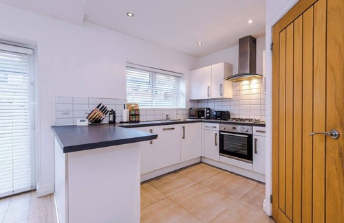 Salford House | Park Lane Retreat: 3BR Home with Driveway Parking